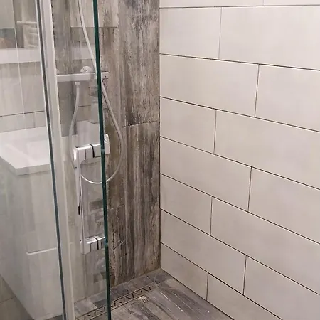 Climatisee Avec Grande Piscine Frühstückspension